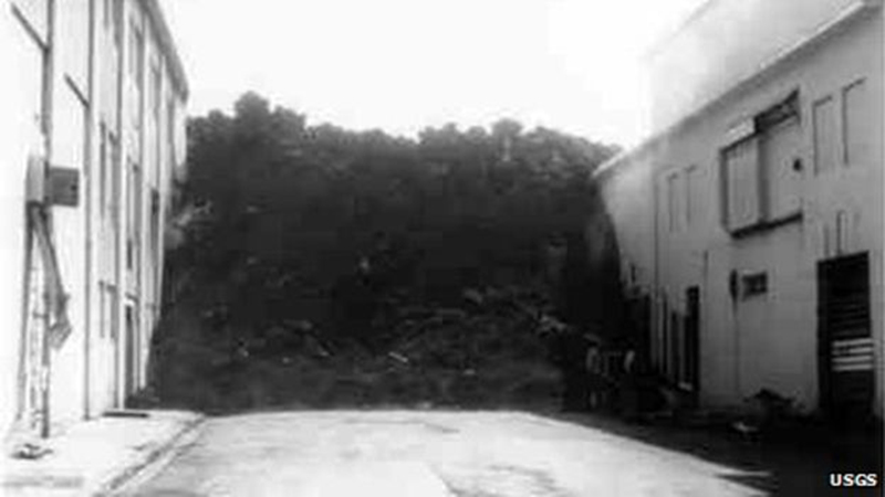La lava detenida en una calle de Vestmannaeyjar en 1973